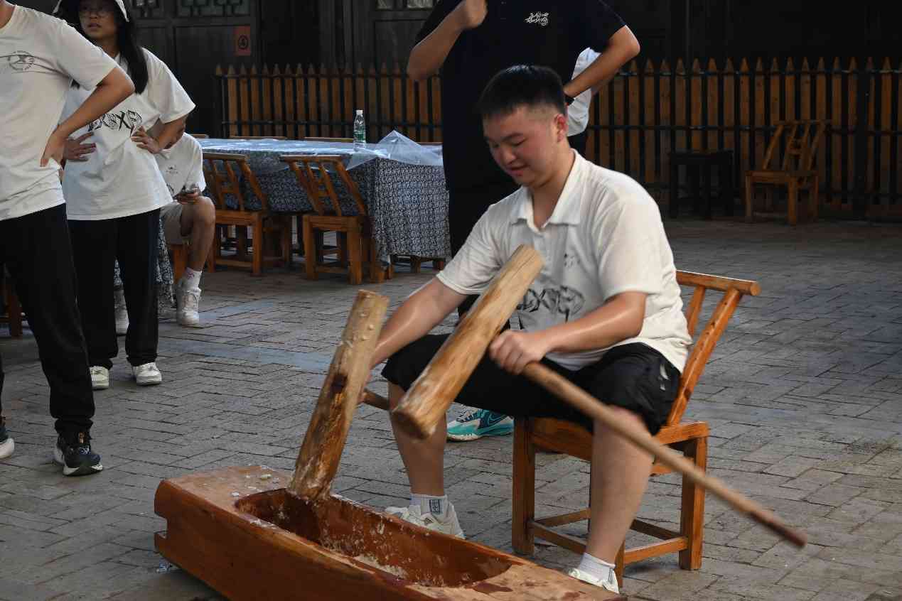 湖南工商大學(xué)e路鄉(xiāng)伴小分隊(duì)：傳承千年民俗，共賞打糍粑盛宴