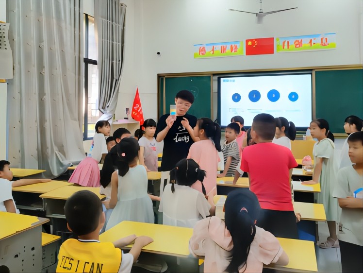 【青春建功，實踐鑄魂】童心相伴同行，共鑄七彩假期——中