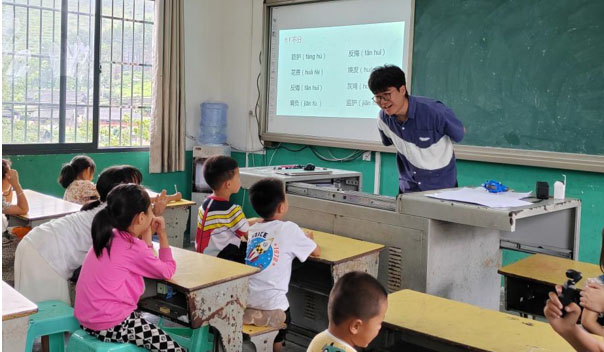 童語誦讀 ，推普筑夢——長安大學筑夢黔行實踐隊深入開