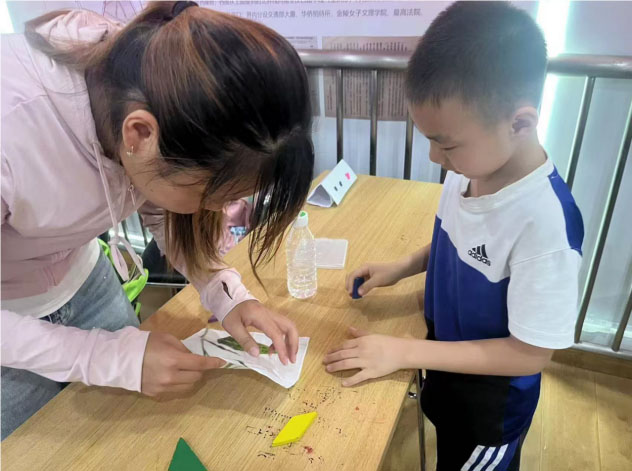 “藝賦中醫(yī)”團隊響應(yīng)“愛心暑托班”號召，向社區(qū)孩童介紹中醫(yī)藥拓染技藝