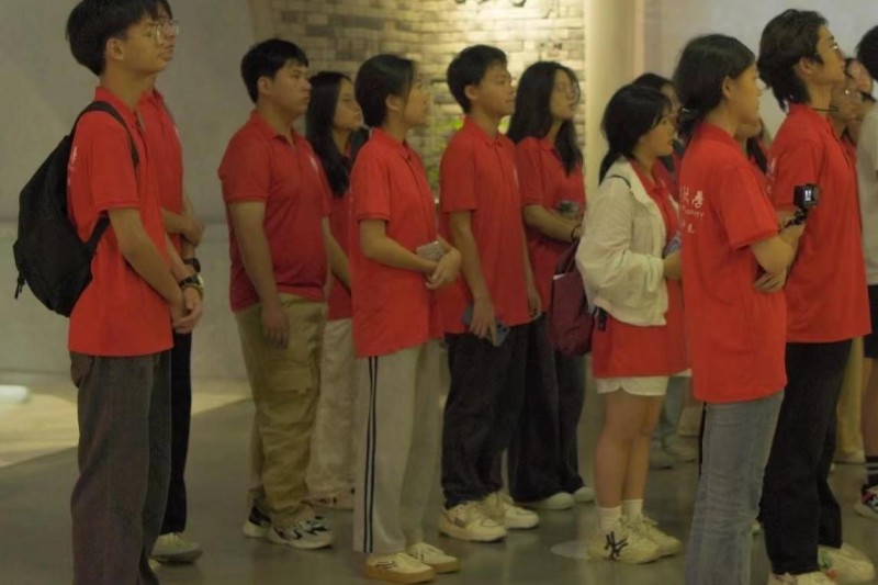 西南石油大學(xué)外國語學(xué)院“枝繁·簡心向陽實(shí)踐隊(duì)”赴簡陽市龍溪村開展“扎根鄉(xiāng)農(nóng)，智