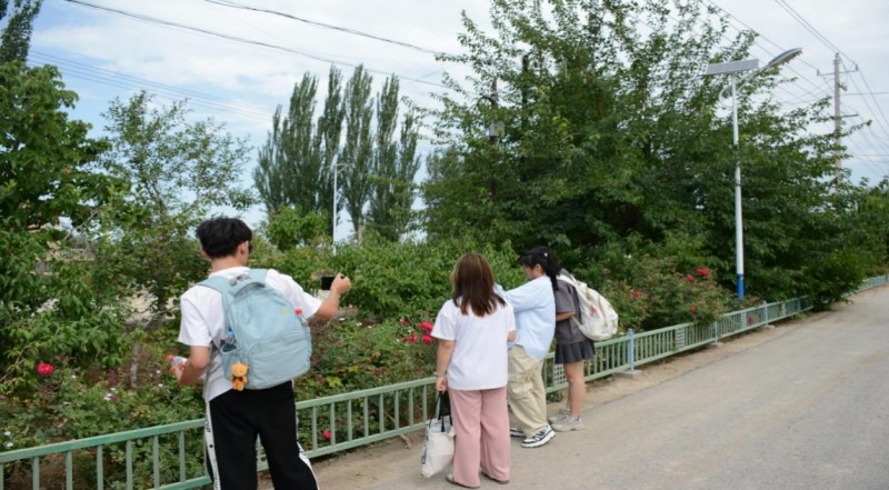塔里木大學(xué)信息工程學(xué)院助力英買力村鄉(xiāng)村振興，拍攝宣傳點(diǎn)亮發(fā)展新途