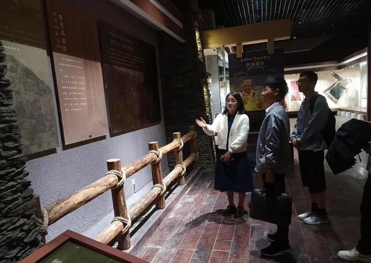 走進(jìn)自然博物館，感悟人與自然和諧共生