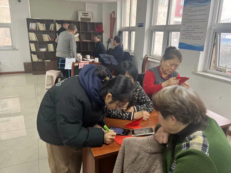 手把手教學深入社區(qū)，心連心剪紙再頌新風