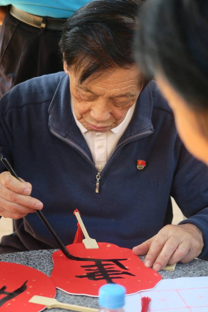 暖心服務(wù)，敬老花開 ——記文學(xué)院21級漢語言文學(xué)(教師教