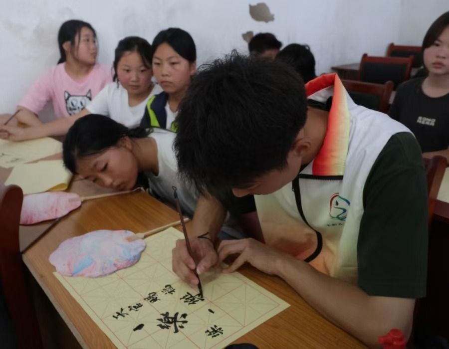 人文藝術(shù)系開展傳統(tǒng)文化體驗(yàn)實(shí)踐課程