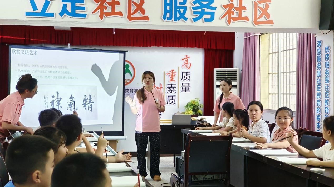 耕耘金色心田：“四葉草”習(xí)近平新時代中國特色社會主義思想宣講團(tuán)開展“以墨為底，感