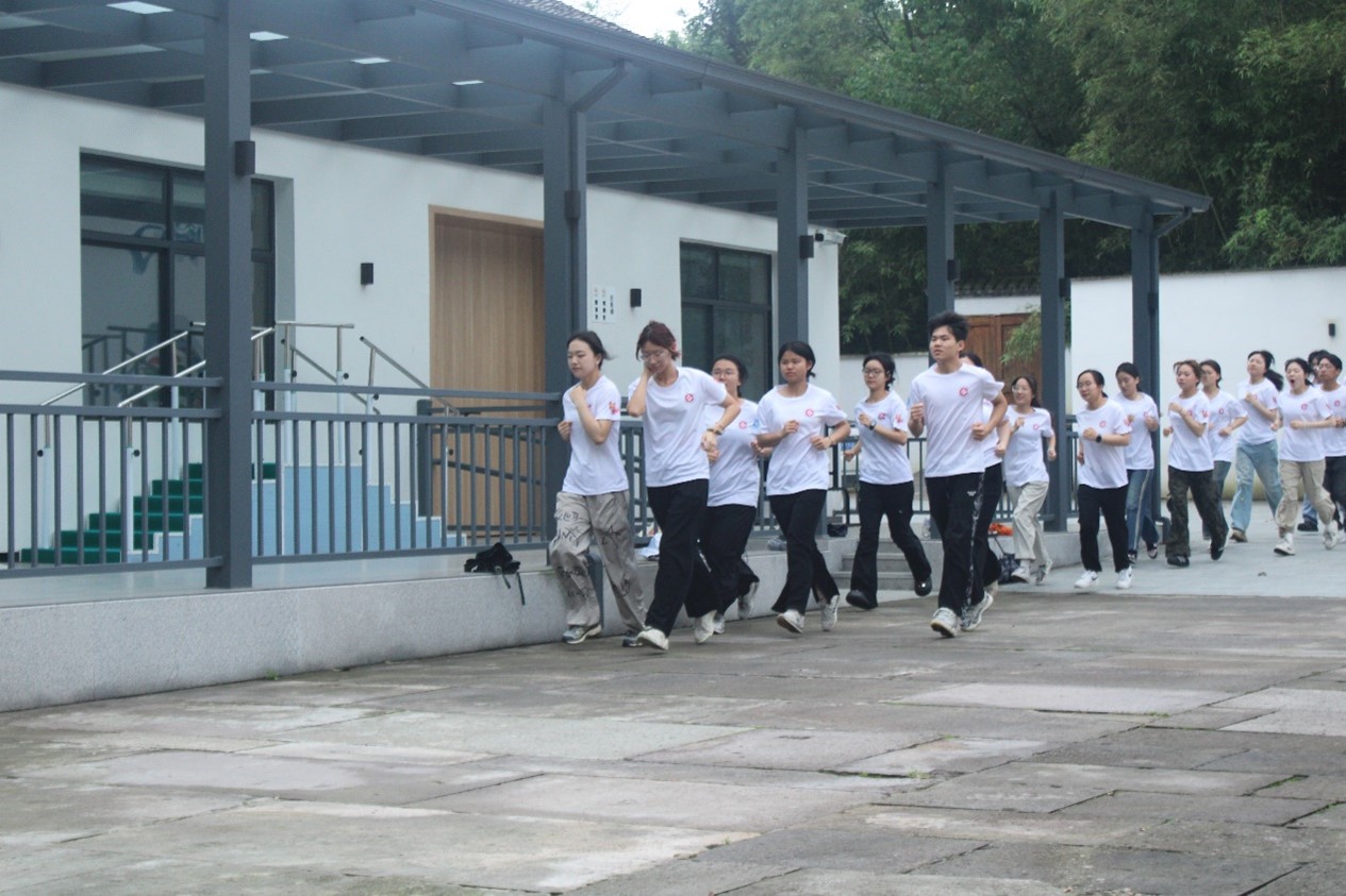 金院學(xué)子織廠行，校地共織反邪網(wǎng) ——浙金院暑期實踐團(tuán)