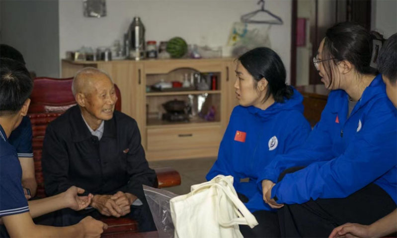 朝暮辰相伴，情暖老人心|體育與健康學(xué)院“步步生花”實