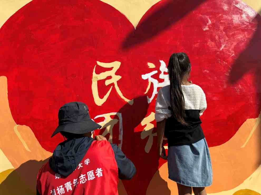 塔里木大學(xué)暑期三下鄉(xiāng)實(shí)踐團(tuán)助力鄉(xiāng)村振興：愛心支教行，七彩暖童心