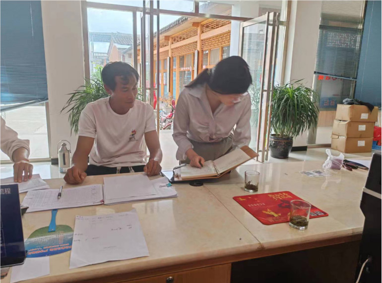 訪(fǎng)基層講法治，以知識(shí)促實(shí)踐