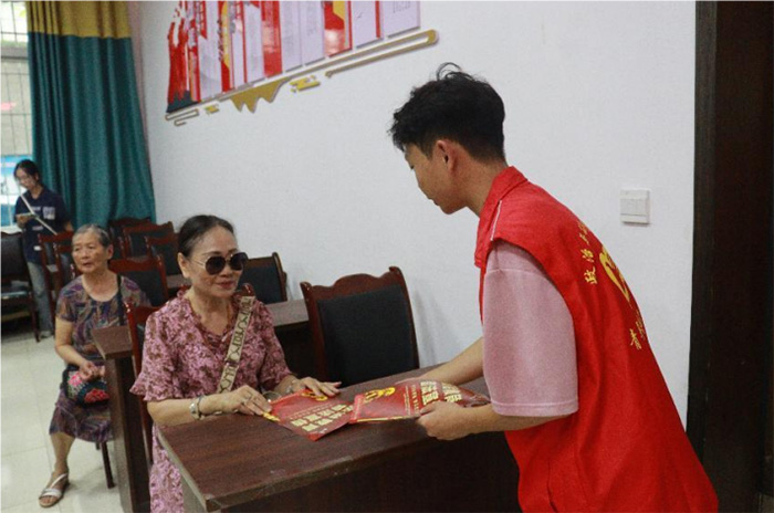 內(nèi)江師范學院學子暑期三下鄉(xiāng)：法治建設步步高，普法宣傳聲聲到