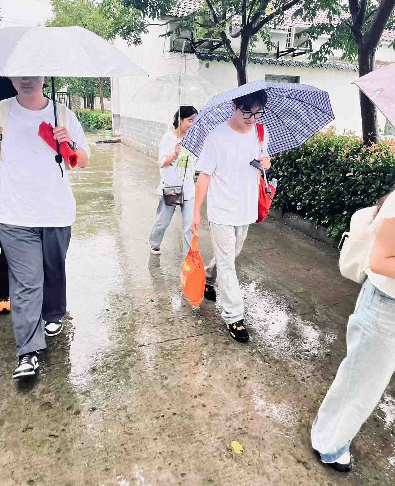 志愿者朱金龍：以實際行動扎根基層，全心全意體驗青春風(fēng)采。