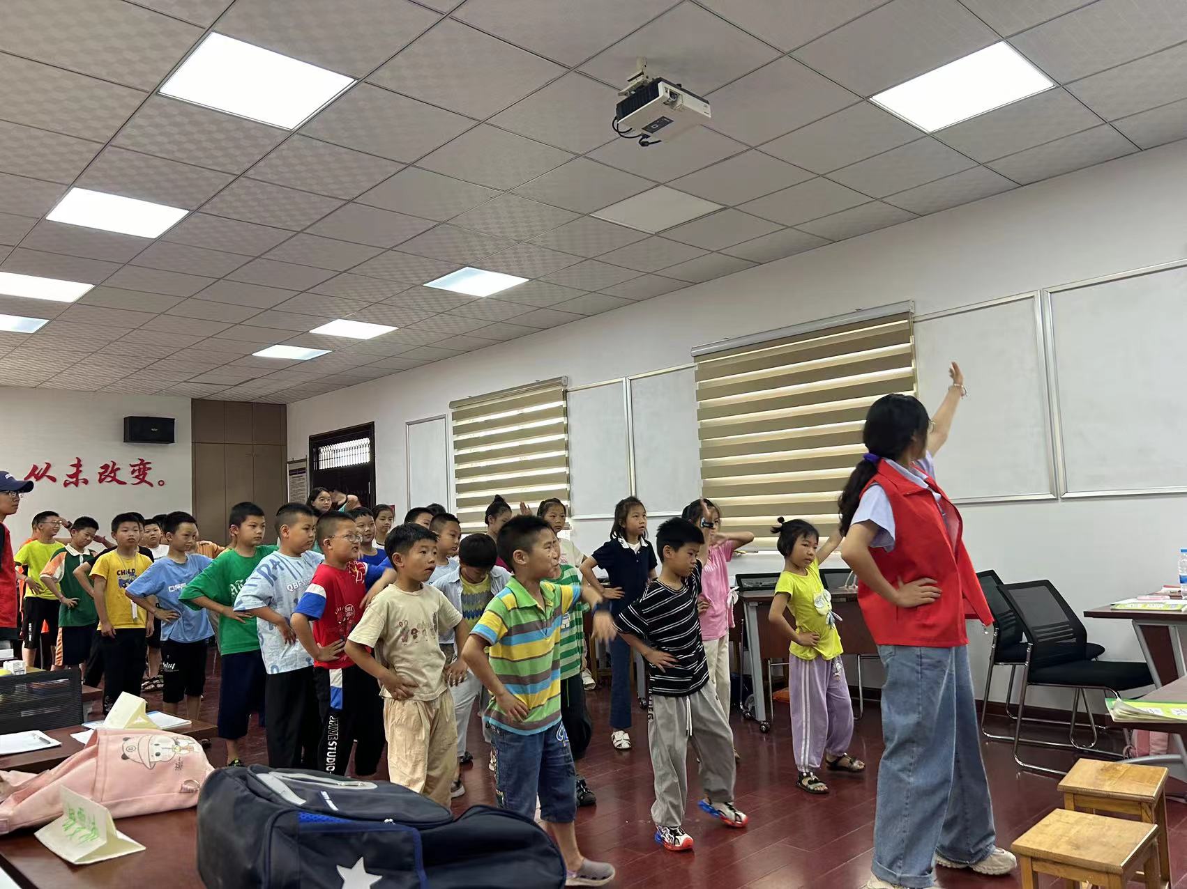 不忘初心，腳踏實地的做好支教——汽院愛心傳遞服務(wù)團(tuán)