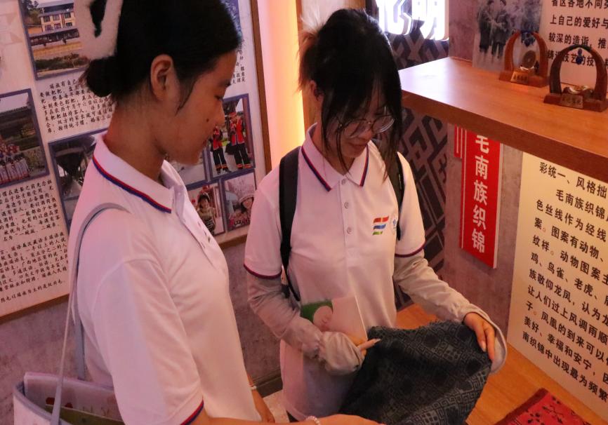 毛南館展團(tuán)結(jié)韻，學(xué)子心感民族情