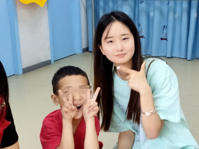 大手拉小手，青春共成長